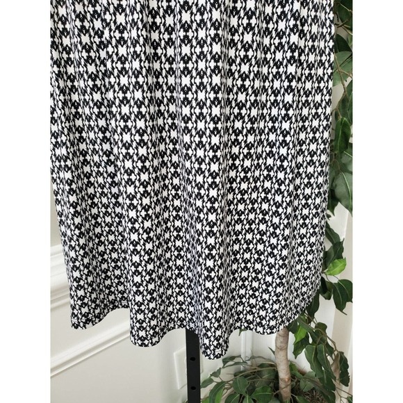 BCBGeneration White & Black Printed Surplice Halter V-Neck Knee Length Dress XS - Picture 4 of 13